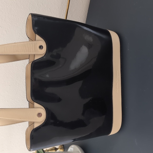 *Flash Sale!* Salvatore Ferragamo Made in Italy Black and Cream Handbag - Picture 3 of 17